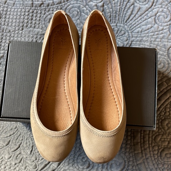 Frye Women’s Leather Carrie Ballet Size 9.5M. Color: Ash - Picture 3 of 9